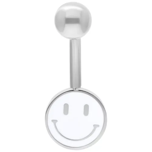 Piercing all'ombelico argento con ciondolo smiley bianco su sfondo bianco