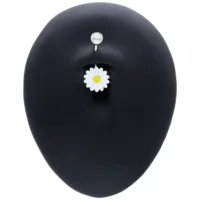 Micro Bananabell in argento con ciondolo a margherita e cristallo su display nero