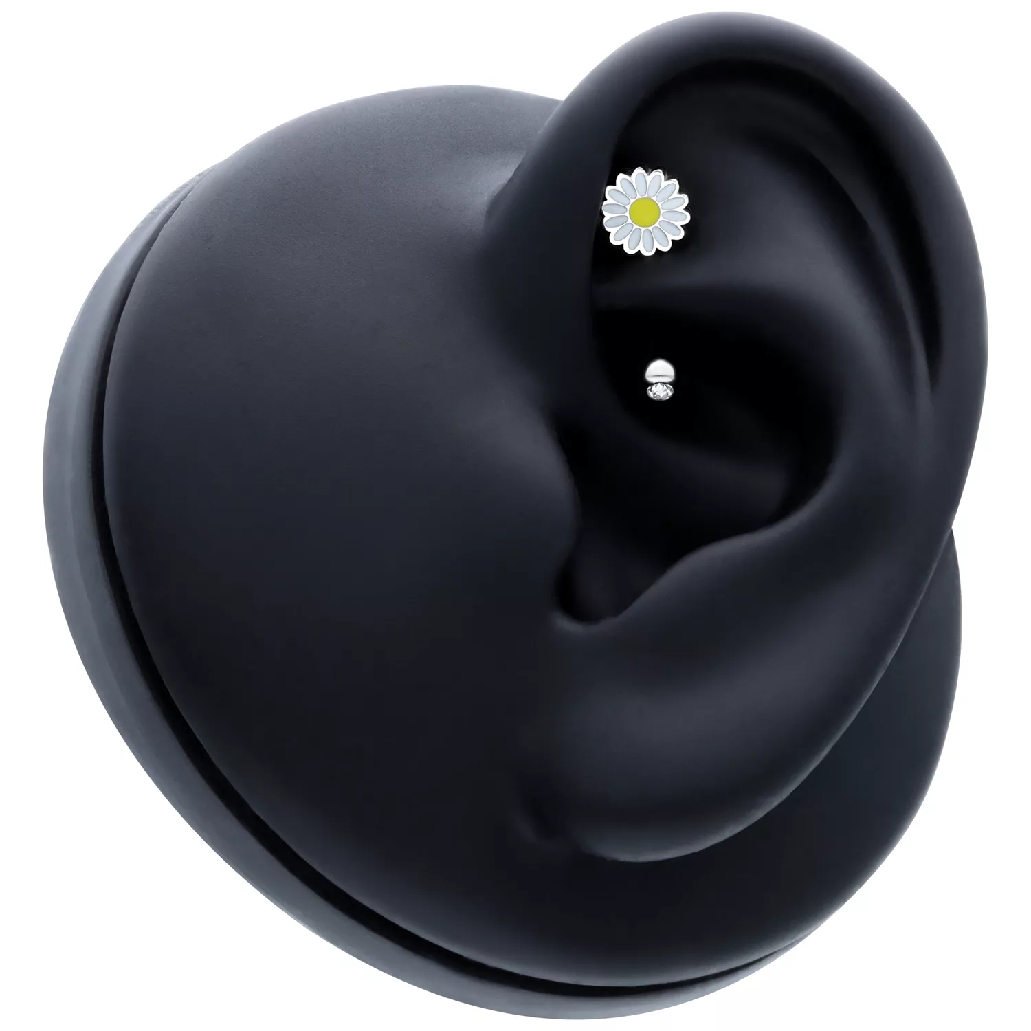 Piercing nero con fiore bianco, posizionato su un modello di orecchio nero