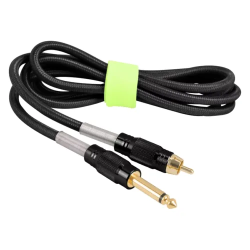 Schwarzes Nylon-RCA-Kabel mit Kupfersteckern auf weißem Hintergrund