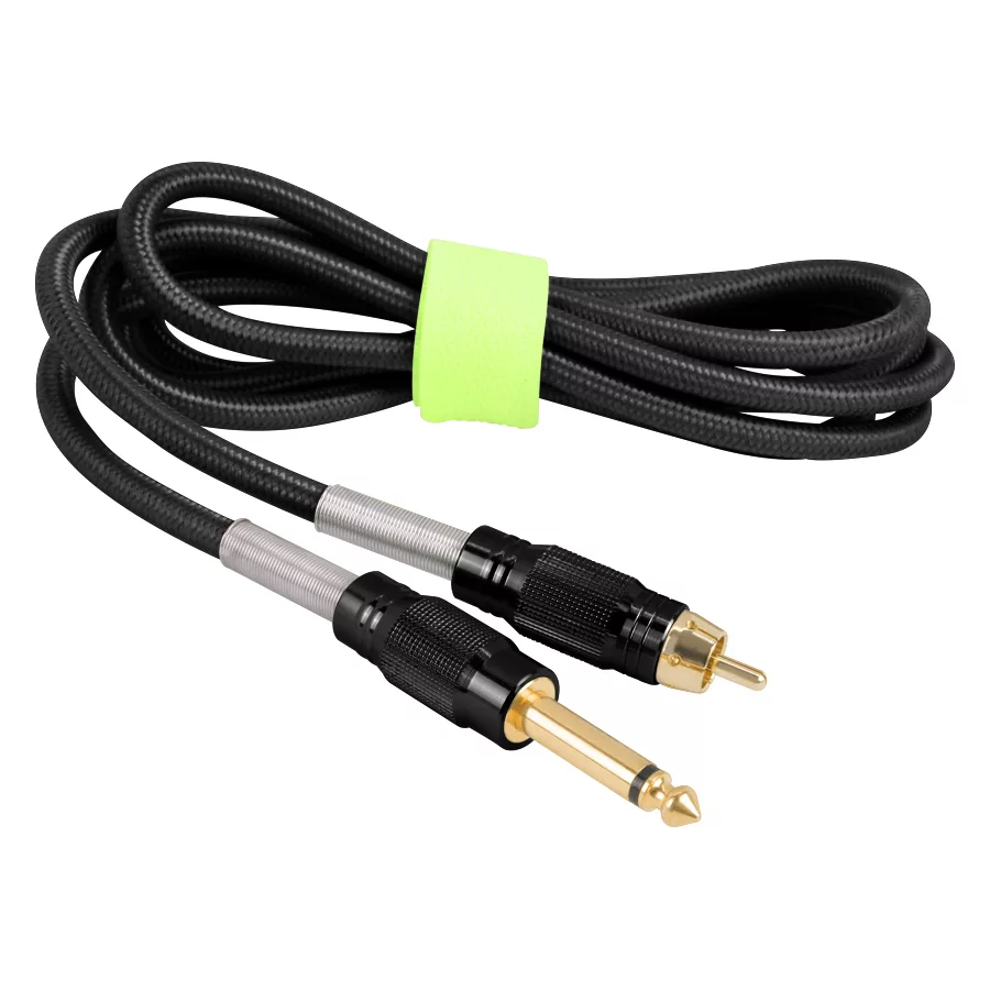 Schwarzes Parachute Cord Clip Cord RCA Kabel Schwarzes Nylon-RCA-Kabel mit Kupfersteckern auf weißem Hintergrund