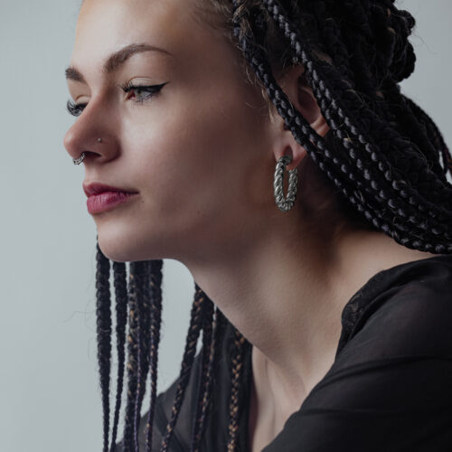 Donna con pesi per orecchie neri Braided Rope in acciaio chirurgico