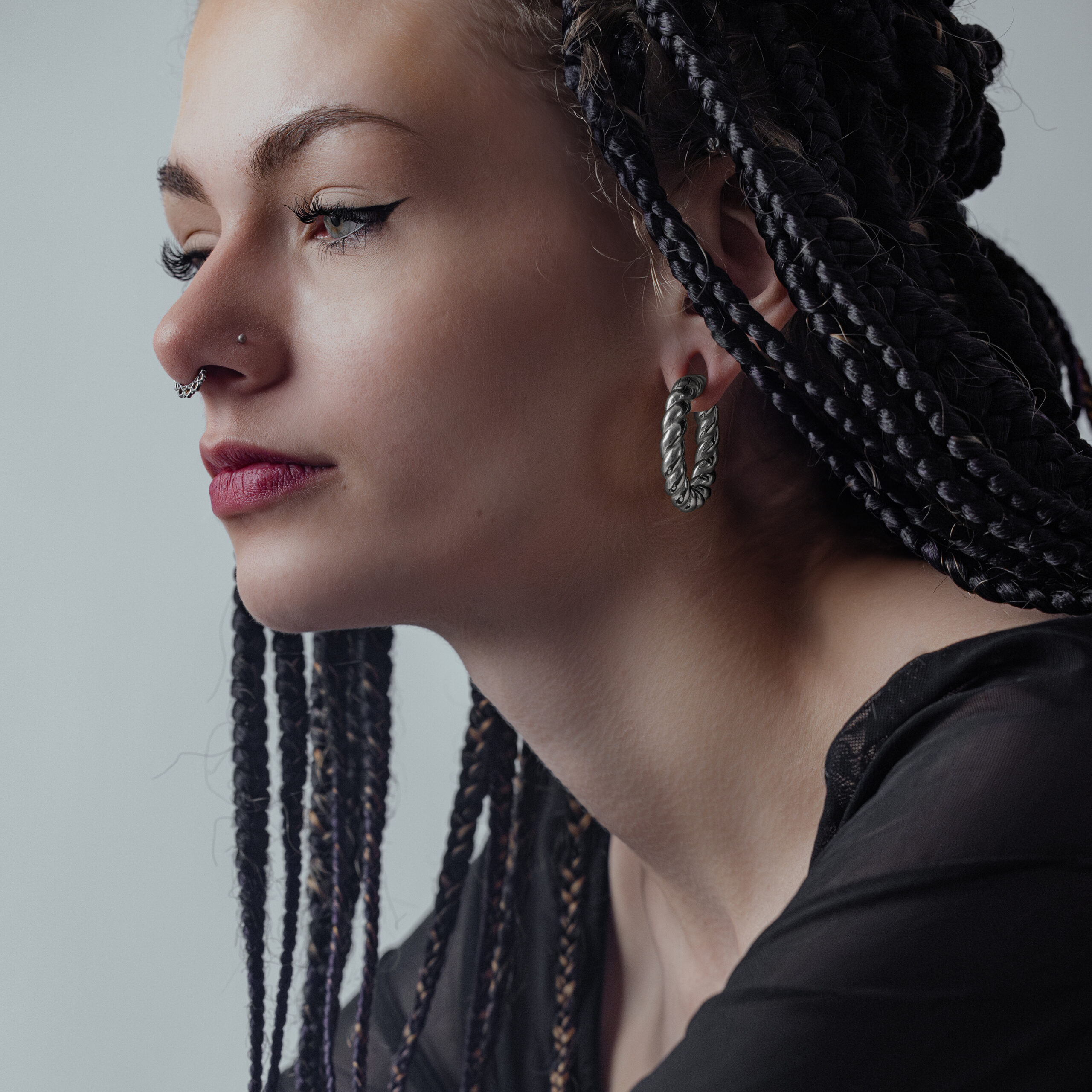 Donna con pesi per orecchie neri Braided Rope in acciaio chirurgico