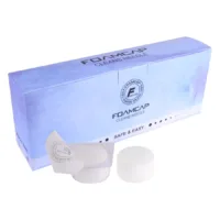Cappucci di schiuma bianchi di Wildcat per accessori tattoo Cappucci di schiuma bianchi di Wildcat davanti a confezione azzurro chiaro su sfondo bianco