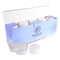 Cappucci in Schiuma Bianchi per Accessori Tattoo Cappucci in schiuma bianchi in confezione blu, aperti su sfondo bianco