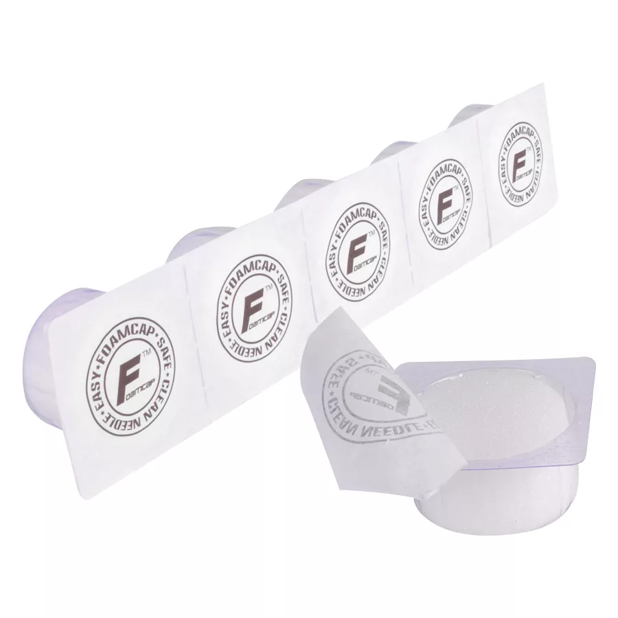 Cappucci in schiuma bianchi per accessori tattoo Cappucci in schiuma bianchi di Wildcat, affiancati su sfondo bianco