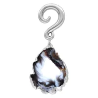 Orecchino argentato con agata indiana e gancio curvo su sfondo bianco