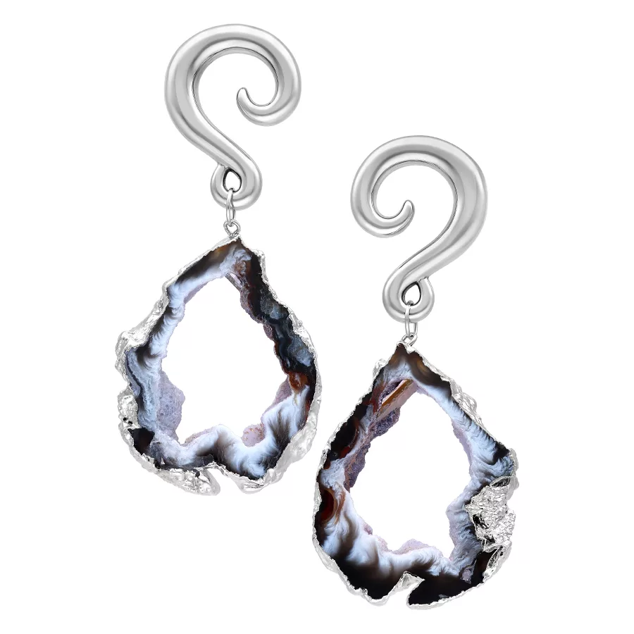 Due pesi per orecchie in pietra di agata indiana argento su sfondo bianco