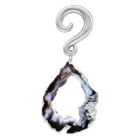 Peso per orecchio in agata indiana con gancio in argento su sfondo bianco