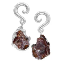 Pesi per orecchie pendenti in pietra d'agata indiana argentata su sfondo bianco