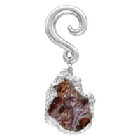 Peso per orecchio argentato con pietra Agata Indiana e pendente su sfondo bianco