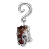 Orecchino Indian Agate con gancio curvo in argento su sfondo bianco