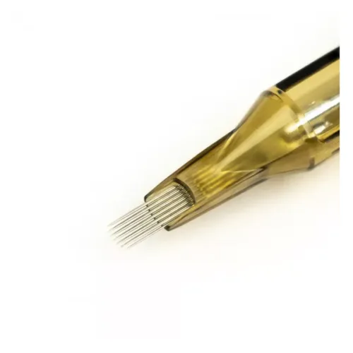 Primo piano di un set di aghi per tatuaggi con lungo taper e soft edge su sfondo bianco