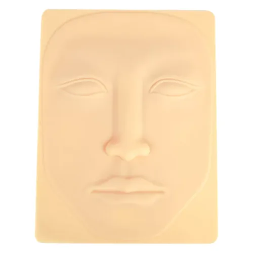 Pelle per tatuaggi in silicone beige a forma di viso su sfondo chiaro