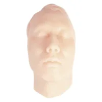 Modello in silicone beige di un volto maschile su sfondo bianco