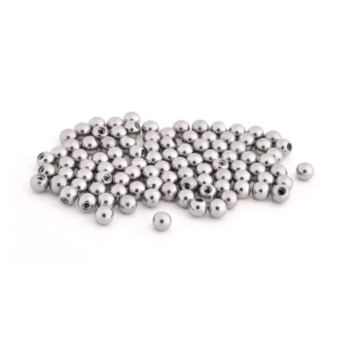 Sfere filettate in titanio argento, 100 pezzi su sfondo bianco