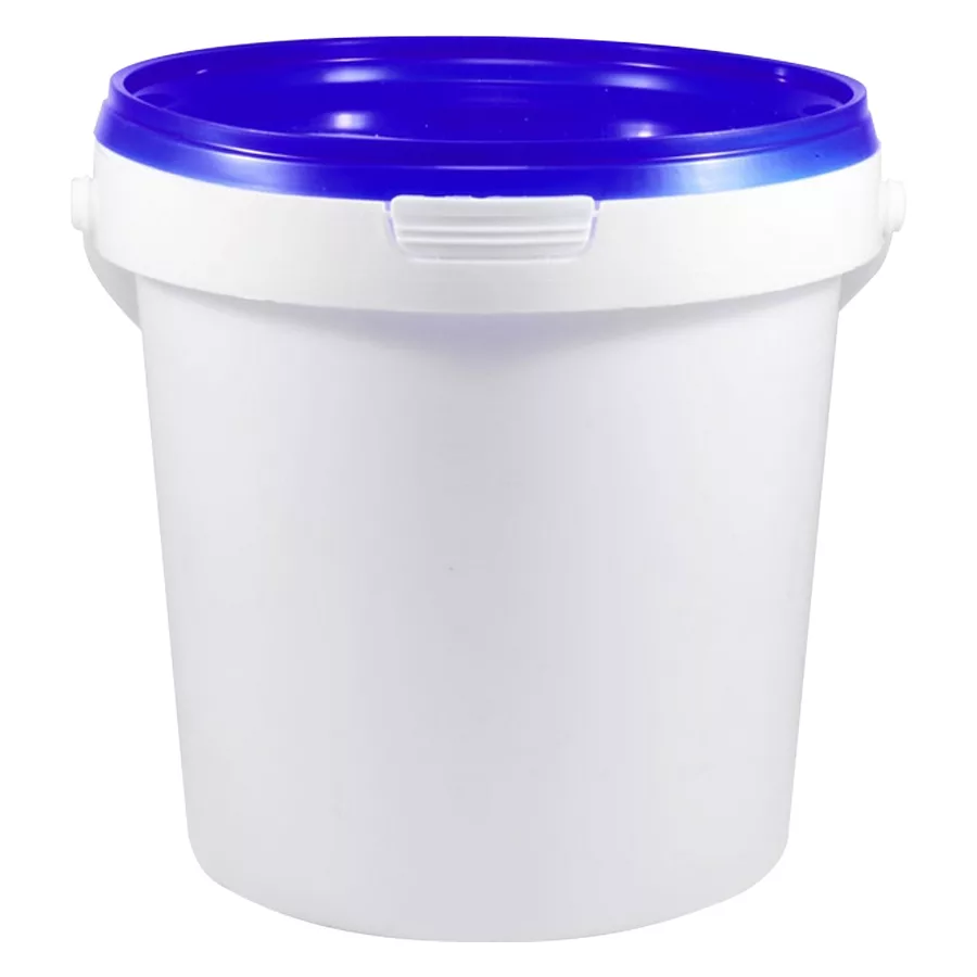 Vaselina in secchio da 1 kg con coperchio blu Barattolo di plastica bianco con coperchio blu su sfondo neutro