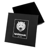 Scatola nera con logo Wildcat per orecchini Scatola quadrata nera con logo Wildcat, posizione aperta