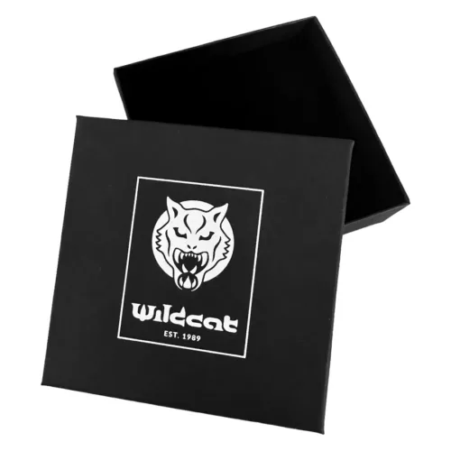 Scatola quadrata nera con logo Wildcat, posizione aperta