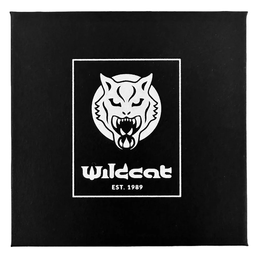 Scatola nera con logo Wildcat per orecchini Scatola nera con logo Wildcat e testo 'EST. 1989' su sfondo bianco