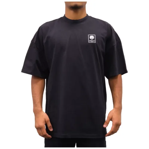 T-shirt unisex nera oversize con collo alto, cotone, persona indossa taglia L