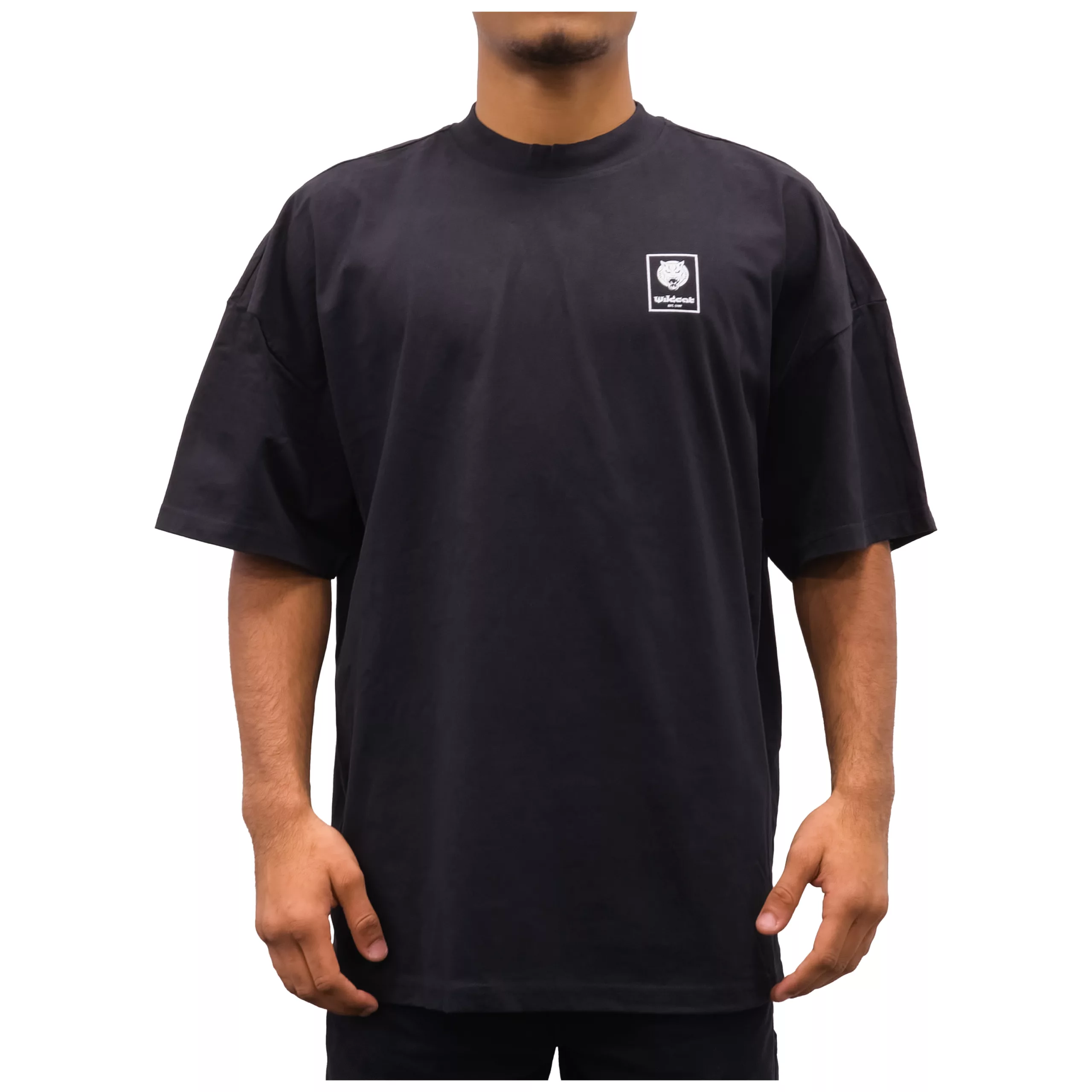 T-shirt unisex nera oversize con collo alto, cotone, persona indossa taglia L