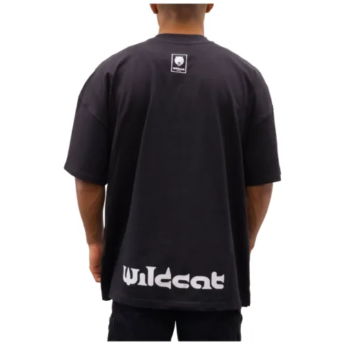Vista posteriore di un T-shirt nero oversize con collo alto e logo Wildcat