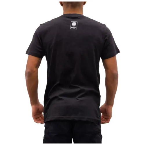 Vista posteriore di una maglietta nera Wildcat con stampa logo su sfondo bianco