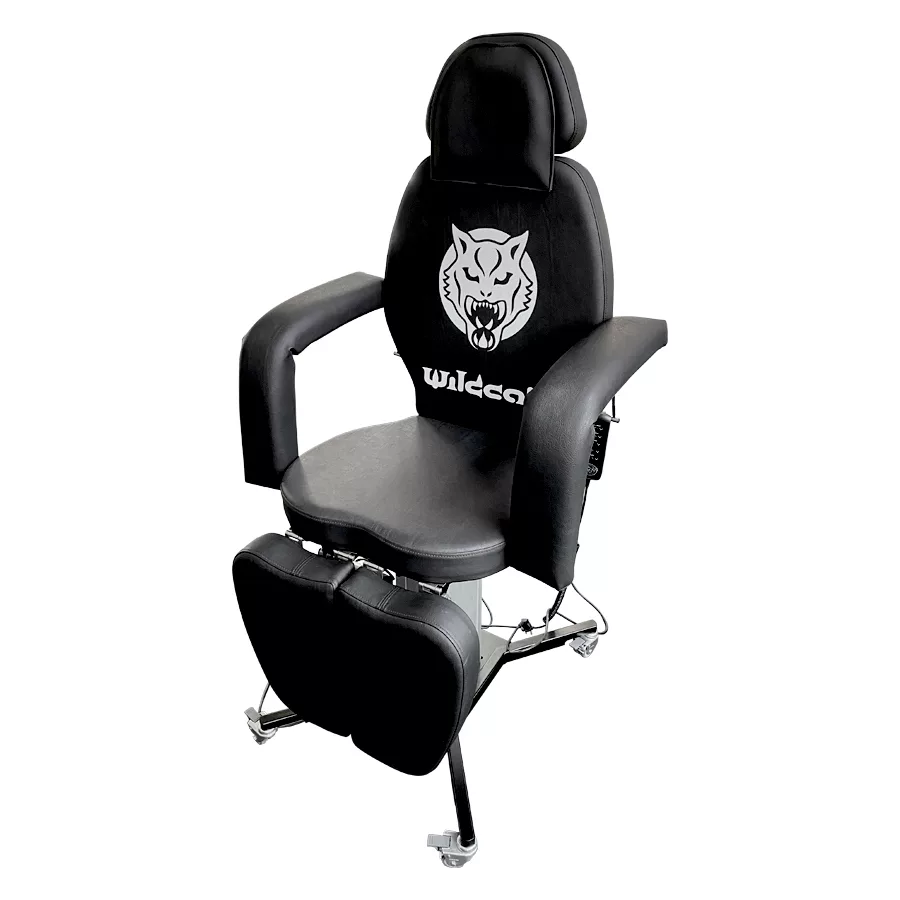 Lettino nero Wildcat Pro Tattoo in similpelle con telaio in alluminio su sfondo bianco
