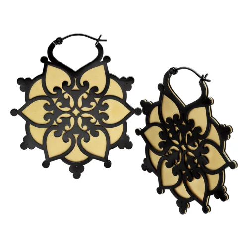 Orecchini Floralis Hoops neri con motivo delicato su sfondo bianco