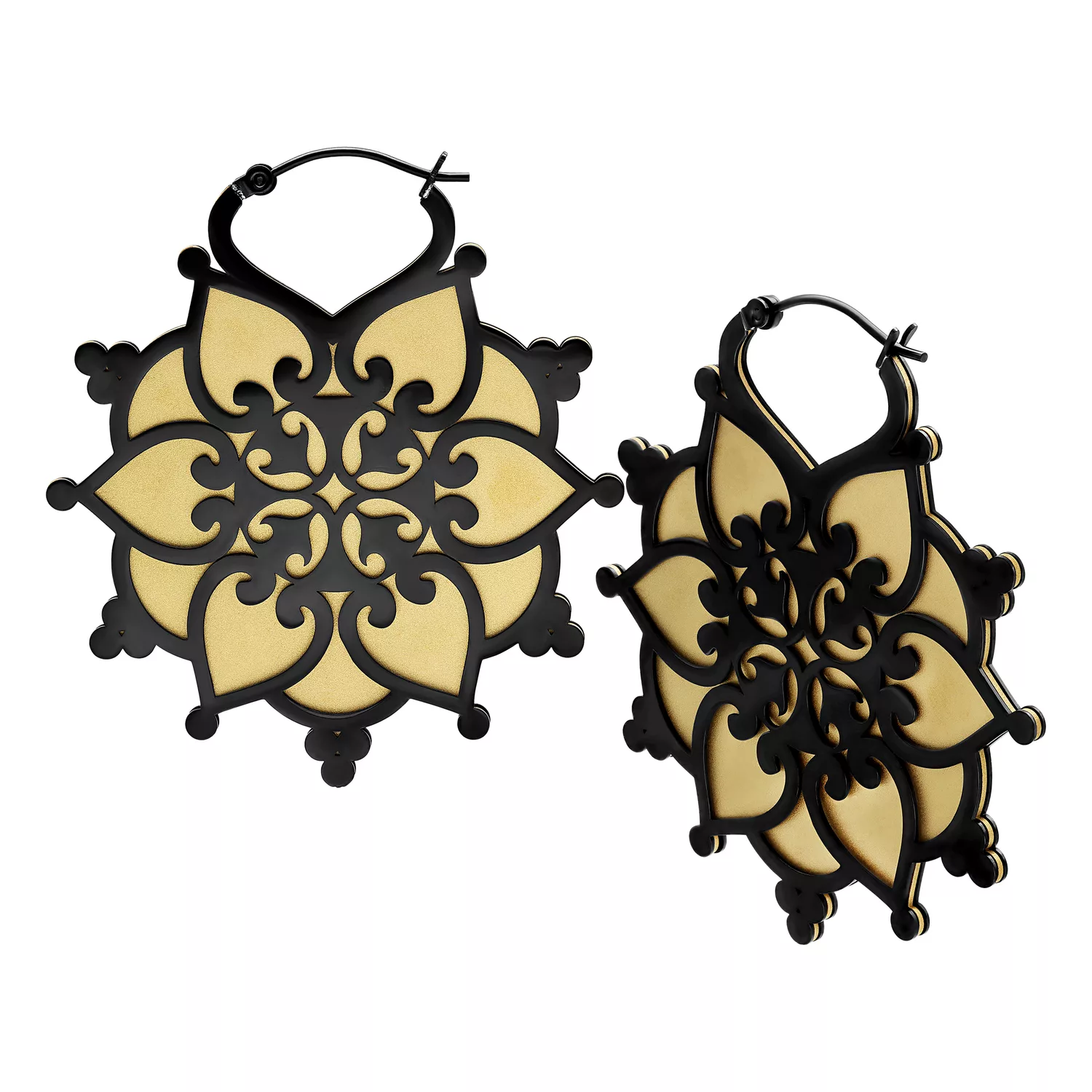 Orecchini Floralis Hoops neri con motivo delicato su sfondo bianco
