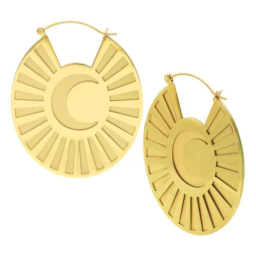 Orecchini dorati a forma di mezzaluna in acciaio chirurgico su sfondo bianco