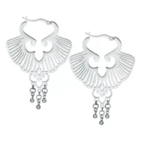 Orecchini a forma di foglia di Ginkgo in argento con chiusura a scatto su sfondo bianco