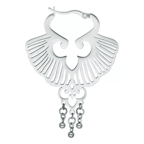 Orecchino argentato a forma di Ginkgo con chiusura a scatto su sfondo bianco