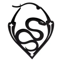 Orecchini neri e lucidi a forma di serpente su sfondo bianco