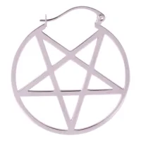 Orecchino a cerchio nero con design a pentagramma su sfondo bianco