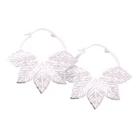 Due orecchini Abey Hoops con design a foglia su sfondo bianco
