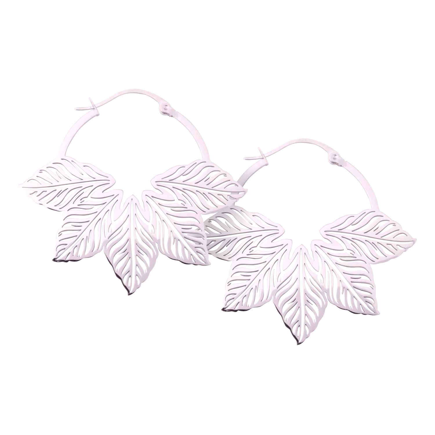 Due orecchini Abey Hoops con design a foglia su sfondo bianco