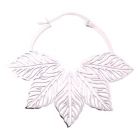 Orecchini Abey Hoops in argento con design a foglia su sfondo bianco