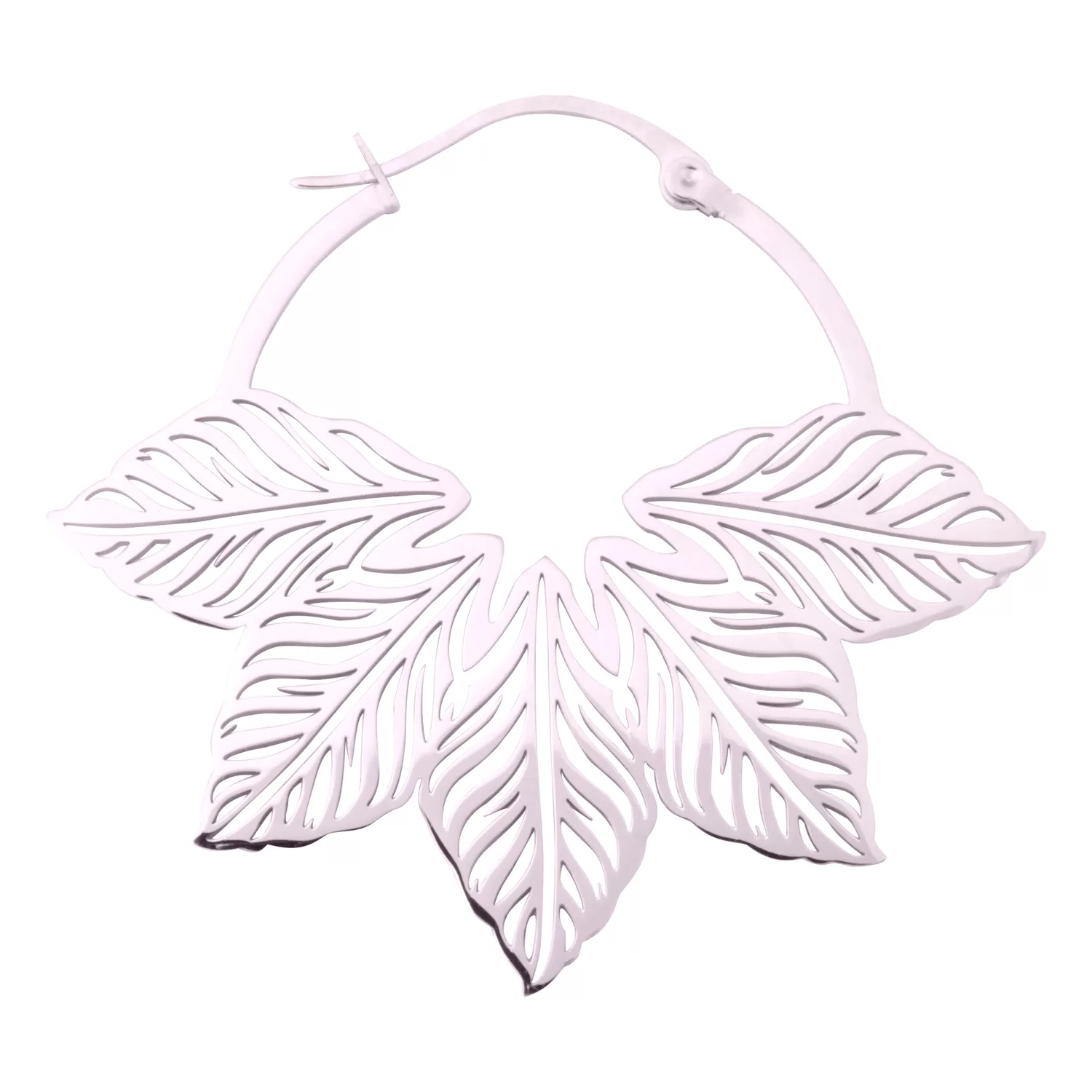 Orecchini Abey Hoops in argento con design a foglia su sfondo bianco