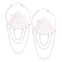 Orecchini La Fleur Hoops in acciaio inossidabile con motivo floreale delicato e pendenti a catena su sfondo bianco