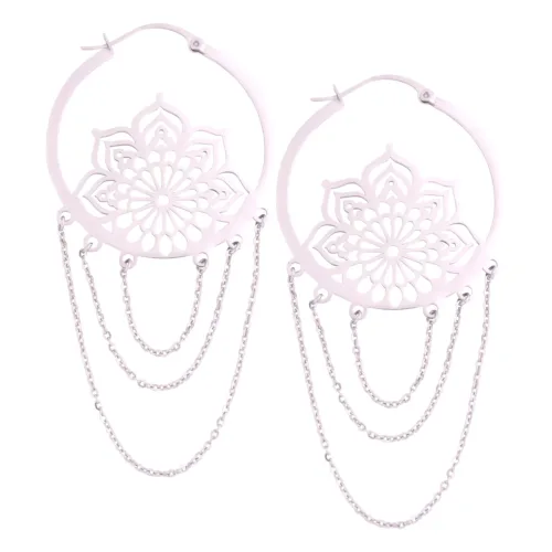 Orecchini La Fleur Hoops in acciaio inossidabile con motivo floreale delicato e pendenti a catena su sfondo bianco