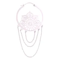 Orecchini La Fleur in argento con design floreale e catene su sfondo bianco