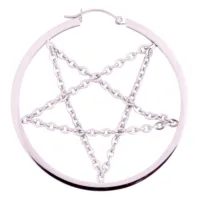 Pentagram Chain Hoops in argento in acciaio chirurgico su sfondo bianco