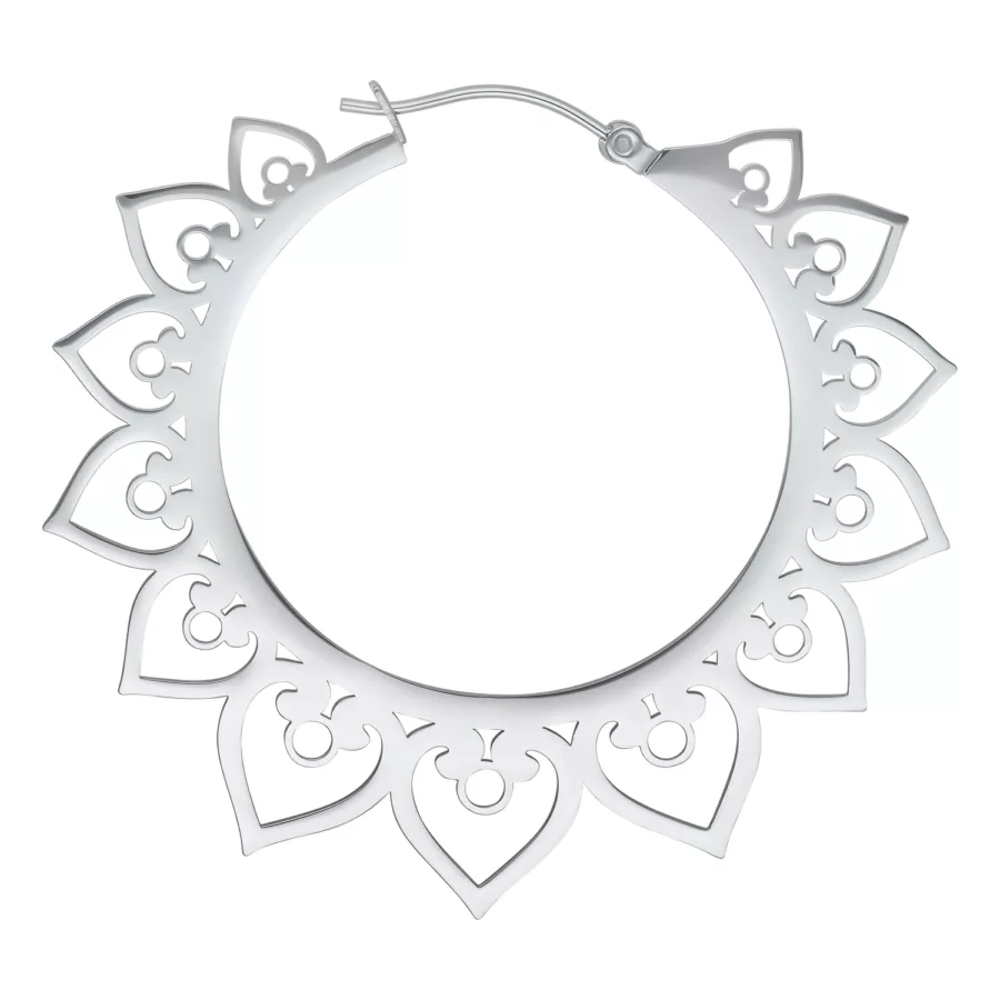 Orecchini Hearts Hoops in argento con design dettagliato a cuore su sfondo bianco