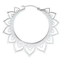Orecchini Hearts Hoops in argento con design dettagliato a cuore su sfondo bianco
