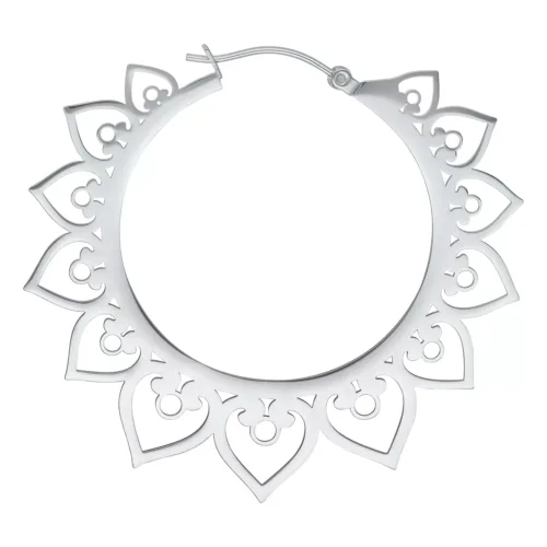 Orecchini Hearts Hoops in argento con design dettagliato a cuore su sfondo bianco