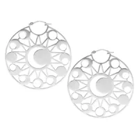 Orecchini argentati con design delle fasi lunari su sfondo bianco