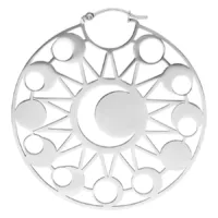 Orecchini rotondi in argento con design a fasi lunari su sfondo bianco