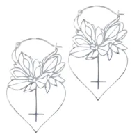 Dahlia Hoops in argento con motivi floreali su sfondo bianco